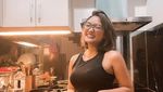 Potret Marion Jola Kulineran Bareng Pacar hingga Masak Capcay