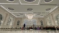Terletak di Tapos, Depok, Masjid At-Thohir menjadi destinasi wisata religi berkat desain modernnya yang memadukan unsur tradisional.  