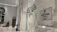 Desain arsitektur masjid menciptakan suasana yang megah dan nyaman, menarik pengunjung dari berbagai kalangan.  