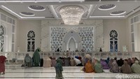 Masjid At-Thohir kerap dikunjungi untuk beribadah, menghadiri kajian Islam, atau sekadar mengagumi keindahan bangunannya.  