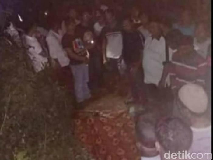 Mayat Roni saat ditemukan dan menggemparkan warga desa