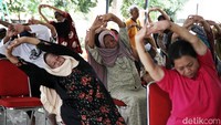 Senam lansia merupakan salah satu kegiatan yang harus diikuti oleh para lanjut usia di Posyando tersebut.