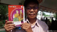 Para lansia juga memiliki buku kesehatan lanjut usia. Buku itu berisi catatan kesehatan dan berbagai informasi cara memelihara kesehatan lansia.