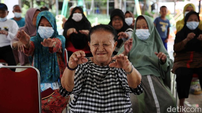 Melihat Pelayanan Usia Lanjut di Posyandu Lansia Sejumlah lansia melakukan pengecekan kesehatan saat kegiatan Posyandu Lansia di kawasan Tanjung Priok, Jakarta Utara, Senin (18/11/2024).