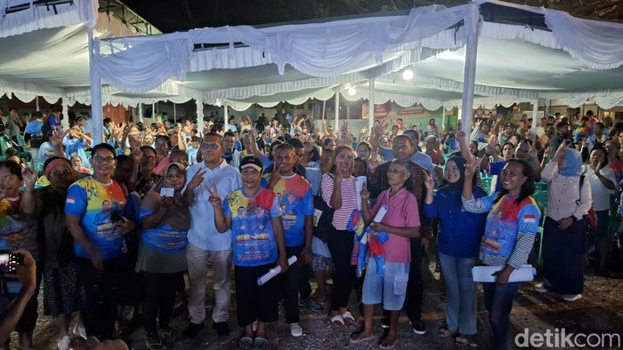 Melki Laka Lena-Johni Asadoma saat berkampaye di Kelurahan Oeba, Kecamatan Kota Lama, Kota Kupang, NTT, Senin (18/11/2024) malam