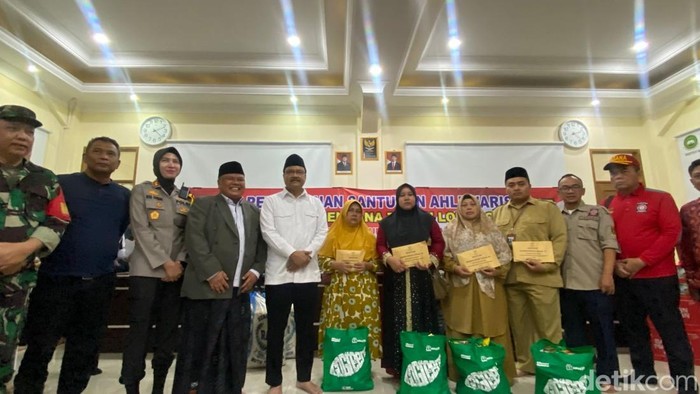 Mensos saat menyerahkan santunan