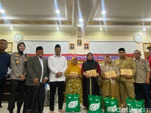 Mensos Serahkan Santunan untuk Korban Dinding Kolam Ponpes Ambruk