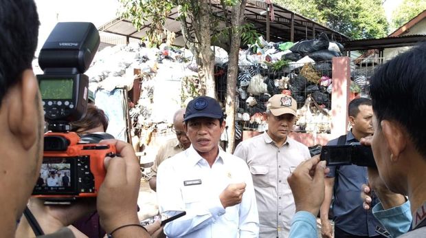 Menteri Lingkungan Hidup/Kepala Badan Pengendalian Lingkungan Hidup (BPLH), Hanif Faisol Nurofiq, saat mengecek depo sampah di Mandala Krida, Senin (18/11/2024).
