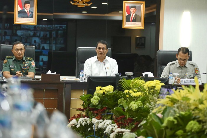 Menteri Pertanian (Mentan) Andi Amran Sulaiman meminta jajaran Kementerian Pertanian (Kementan) untuk bekerja keras mengawal jalannya program optimasi lahan atau oplah