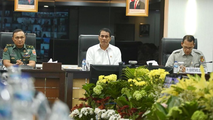 Menteri Pertanian (Mentan) Andi Amran Sulaiman meminta jajaran Kementerian Pertanian (Kementan) untuk bekerja keras mengawal jalannya program optimasi lahan atau oplah