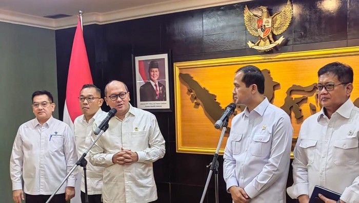 Menteri Transmigrasi dan Menteri Investasi