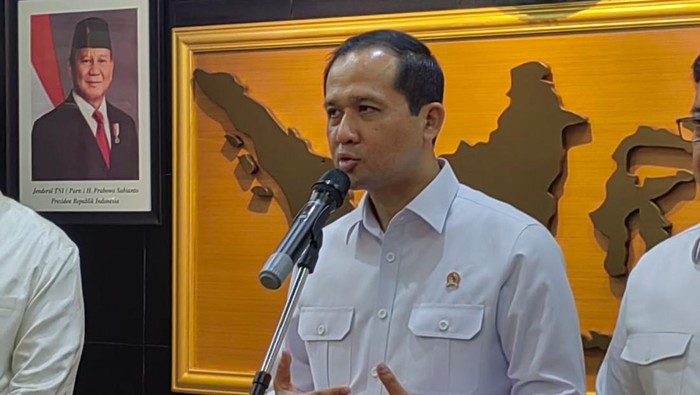 Menteri Transmigrasi, M. Iftitah Sulaiman Suryanagara curhat soal kian menurunnya anggaran untuk program transmigrasi.