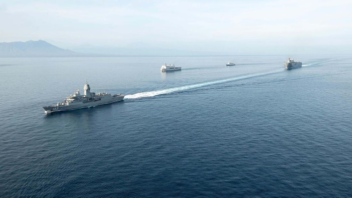 Dua kapal perang Indonesia, KRI MKS-590 dan KRI REM-331 laksanakan Farewell Pass dengan 2 kapal perang Australia, HMAS ADELAIDE L01 dan HMAS STUART 153. Ini momennya.