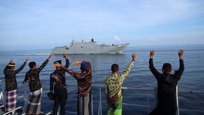 Momen Kapal Perang TNI AL Laksanakan Farewell Pass dengan Australia