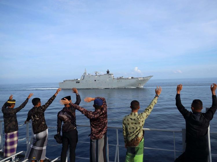 Momen Kapal Perang TNI AL Laksanakan Farewell Pass dengan Australia