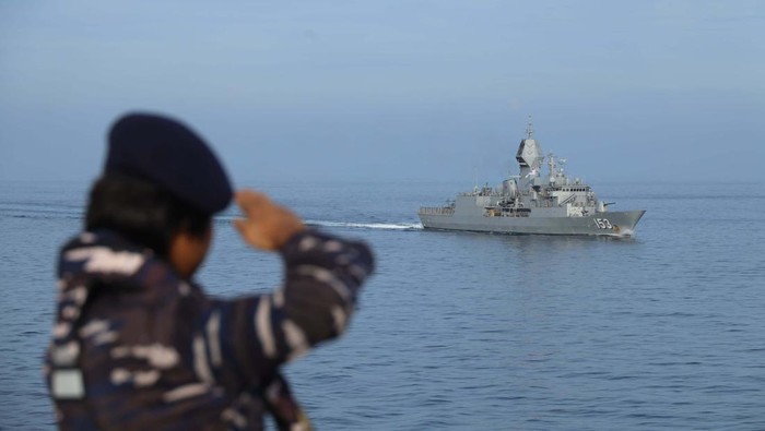Dua kapal perang Indonesia, KRI MKS-590 dan KRI REM-331 laksanakan Farewell Pass dengan 2 kapal perang Australia, HMAS ADELAIDE L01 dan HMAS STUART 153. Ini momennya.