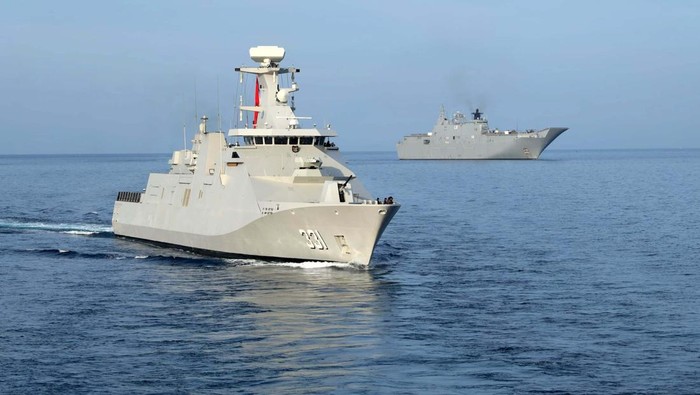 Dua kapal perang Indonesia, KRI MKS-590 dan KRI REM-331 laksanakan Farewell Pass dengan 2 kapal perang Australia, HMAS ADELAIDE L01 dan HMAS STUART 153. Ini momennya.