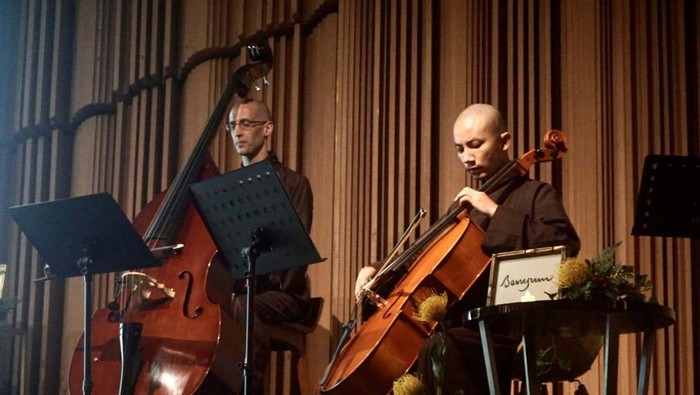 Mindful Music merupakan upaya memperkenalkan praktik mindfulness melalui lagu-lagu spiritual oleh umat Buddha. Yuk lihat.