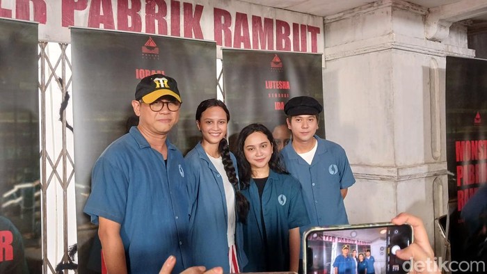 Para cast dan kru di film Monster Pabrik Rambut.