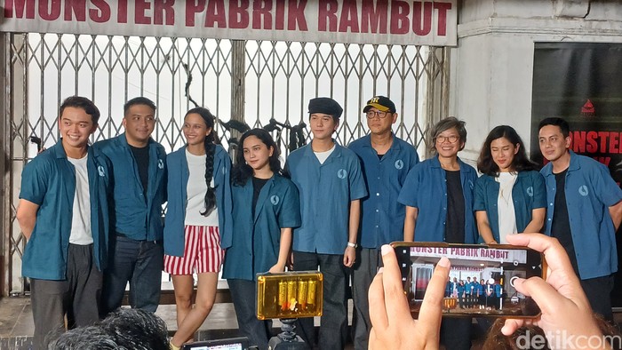Monster Pabrik Rambut Para cast dan kru di film Monster Pabrik Rambut.