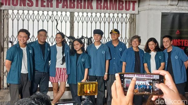 Para cast dan kru di film Monster Pabrik Rambut.