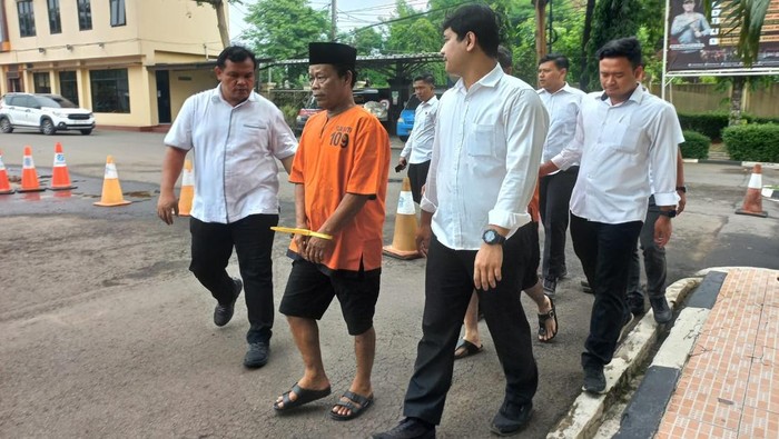 Oknum Kades Bojong Catang, Serang, Banten berinisial AD (65) ditangkap polisi lantaran terlibat penggelapan dan pemalsuan dokumen tanah milik warga.