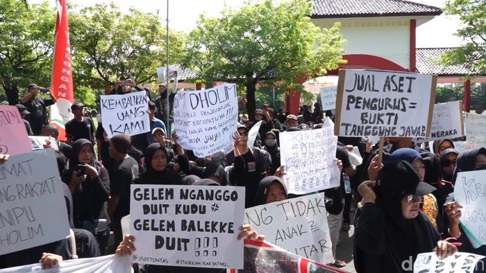 Para nasabah BMT Mitra Umat Kota Pekalongan demo terkait pencairan simpanan yang terhambat, Senin (18/11/2024). Mereka minta bantuan DPRD.