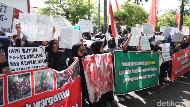 Para nasabah BMT Mitra Umat Kota Pekalongan demo terkait pencairan simpanan yang terhambat, Senin (18/11/2024). Mereka minta bantuan DPRD.