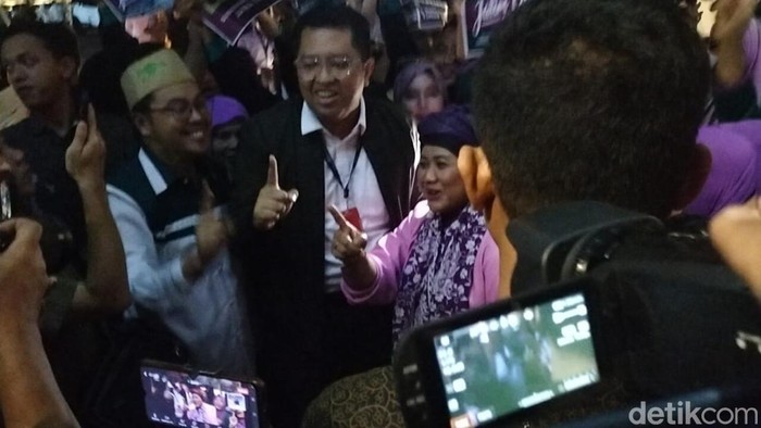 Pasangan cagub-cawagub nomor urut 1, Luluk Nur Hamidah-Lukmanul Khakim saat tiba di lokasi debat.