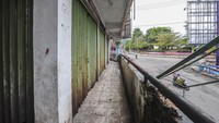 Pengendara melintas di samping bangunan Kincai Plaza yang terbengkalai di Sungai Penuh, Jambi, Senin (18/11/2024). 