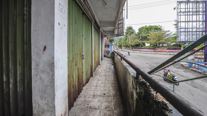 Pasar terbengkalai di Sungai Penuh Poster salah satu pasangan calon Walikota dan Wakil Walikota Sungai Penuh terpajang di salah satu blok bangunan Kincai Plaza yang terbengkalai di Sungai Penuh, Jambi, Senin (18/11/2024). Pusat perbelanjaan tiga lantai yang dulu dibangun sebelum pemekaran Kabupaten Kerinci dengan Kota Sungai Penuh dan kini berada di pusat Kota Sungai Penuh tersebut terbengkalai selama 18 tahun lebih dengan keterisian kios kurang dari 30 persen. ANTARA FOTO/Wahdi Septiawan/Spt.