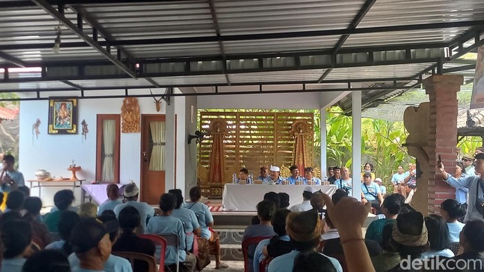 Paslon bupati-wakil bupati Buleleng, Nyoman Sugawa Korry-Gede Suardana, saat kampanye di Desa Kubutambahan, Buleleng, Senin (18/11/2024). (Foto: Made Wijaya Kusuma/detikBali)