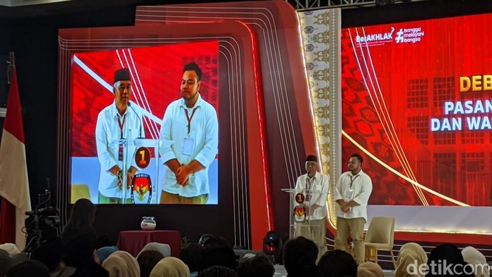 Paslon Wali kota Mataram Lalu Aria Dharma-Weis Arqurnain saat debat Pilwakot Kota Mataram, Senin (18/11/2024).
