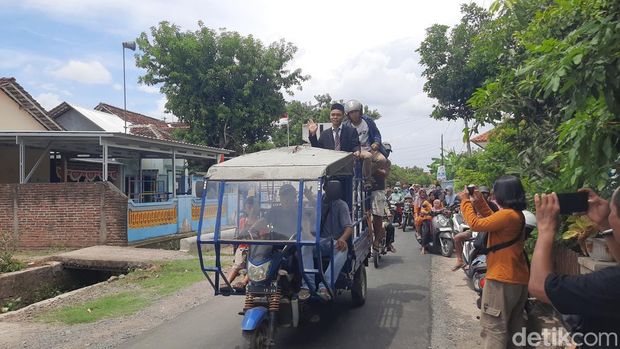 Slamet Riyadi selepas dilantik menjadi kadus Desa Tawangharjo Kecamatan Wedarijaksa lalu dikirab warga, Senin (18/11/2024).