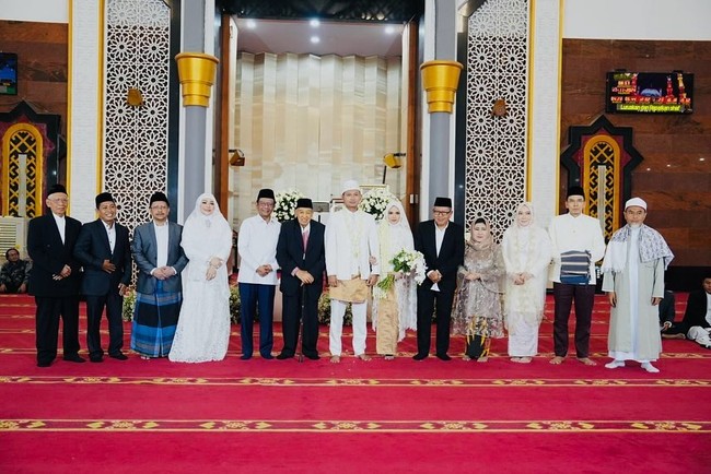 Dalam unggahannya di Instagram, Mahfud MD mengungkapkan pernikahan Rohyan dan Zahwa berlangsung di Mataram, NTB, pada Minggu (17/11/2024). Dia memboyong isterinya, Zahwa Nadhira, untuk terus melanjutkan tugasnya sbg dosen di FH-UGM, kata Mahfud soal rencana pasangan ini setelah menikah. (Foto: Instagram/@mohmahfudmd)