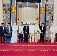 Dalam unggahannya di Instagram, Mahfud MD mengungkapkan pernikahan Rohyan dan Zahwa berlangsung di Mataram, NTB, pada Minggu (17/11/2024). Dia memboyong isterinya, Zahwa Nadhira, untuk terus melanjutkan tugasnya sbg dosen di FH-UGM, kata Mahfud soal rencana pasangan ini setelah menikah. (Foto: Instagram/@mohmahfudmd)