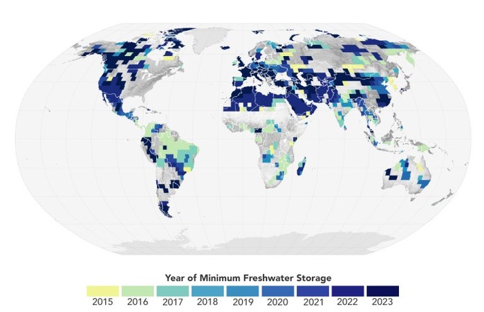 Peta ini menunjukkan pasokan air tanah mencapai titik terendah dan kekeringan tanah tertinggi pada 22 tahun terakhir di berbagai wilayah. berdasarkan data satelit GRACE and GRACE/FO. Yang terburuk secara global adalah sejak 2015, yang tercatat sebagai 9 tahun terpanas di Bumi.
