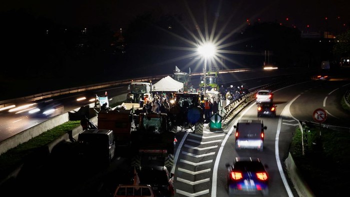 Petani Prancis Blokir Jalan, Tolak Kesepakatan Dagang EU-Mercosur French farmers block a road with tractors, in protest against EU-Mercosur free trade deal as French President Emmanuel Macron is on a state visit to Argentina, in Velizy-Villacoublay, near Paris, France, November 17, 2024. REUTERS/Stephanie Lecocq