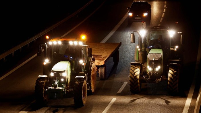 Petani Prancis Blokir Jalan, Tolak Kesepakatan Dagang EU-Mercosur French farmers block a road with tractors, in protest against EU-Mercosur free trade deal as French President Emmanuel Macron is on a state visit to Argentina, in Velizy-Villacoublay, near Paris, France, November 17, 2024. REUTERS/Stephanie Lecocq