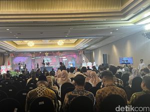 Debat Terakhir Pilkada Solo, Pendukung Paslon 1 Nyanyi Tanpa Endorse Presiden
