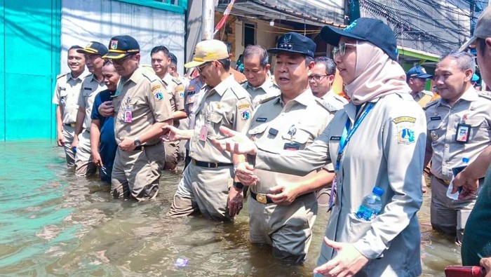Pj Gubernur DKI Jakarta, Teguh Setyabudi, meninjau kawasan Penjaringan, Jakarta Utara. Banjir luapan air laut (rob) belum surut pada siang ini. (dok Dinas SDA DKI Jakarta)