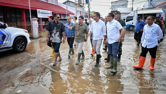 Pj Gubernur Jabar Bey Machmudin saat meninjau lokasi banjir rob di Indramayu.
