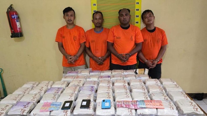 Polisi mengamankan 4 orang saat menyergap mobil bawa 54 Kg sabu tujuan Jakarta di Batu Bara. (Foto: dok Polda Sumut).