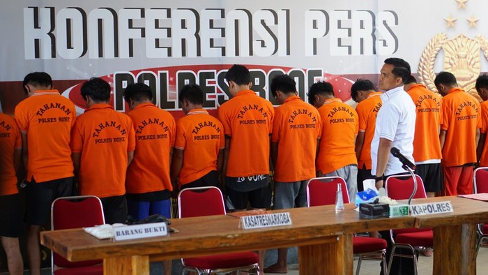 Polisi merilis penangkapan 15 pelaku judi online di Bone.