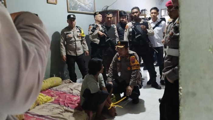 Polisi saat penggerebekan (Foto: Dok Polres Inhu)