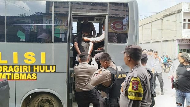 Polisi saat penggrebekan. (Foto: Dok Polres Inhu)