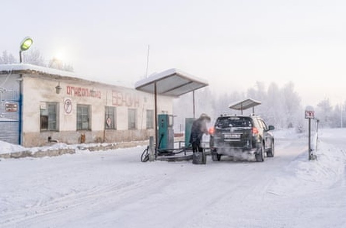 Pom bensin terdekat ke Oymyakon berjarak sekitar 40 km, dekat wilayah bernama Tomtor.