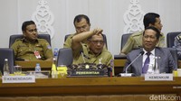 Menteri Dalam Negeri Tito Karnavian bersama Menteri Hukum Supratman Andi Agtas menyampaikan paparan pada rapat kerja dengan Badan Legislasi DPR di Kompleks Parlemen, Senayan, Jakarta, Senin (18/11/2024).