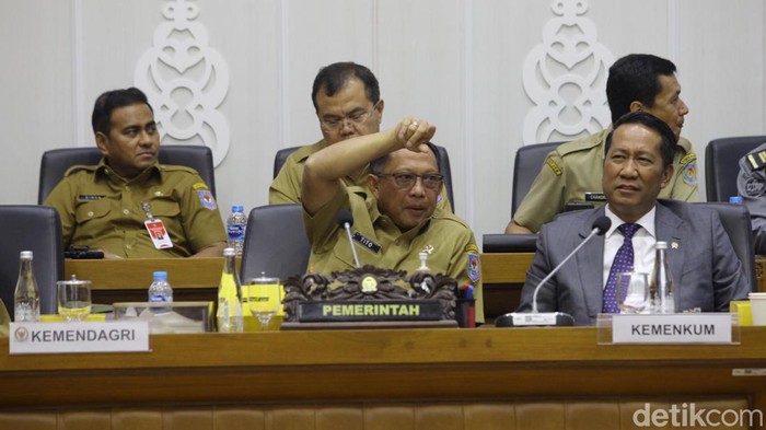 Menteri Dalam Negeri Tito Karnavian bersama Menteri Hukum Supratman Andi Agtas menyampaikan paparan pada rapat kerja dengan Badan Legislasi DPR di Kompleks Parlemen, Senayan, Jakarta, Senin (18/11/2024). Rapat tersebut membahas Rancangan Undang-Undang (RUU) Perubahan atas Undang-Undang (UU) Nomor 2 Tahun 2024 tentang Provinsi Daerah Khusus Jakarta (DKJ).