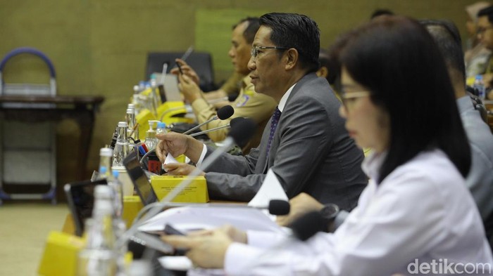 Menteri Dalam Negeri Tito Karnavian bersama Menteri Hukum Supratman Andi Agtas menyampaikan paparan pada rapat kerja dengan Badan Legislasi DPR di Kompleks Parlemen, Senayan, Jakarta, Senin (18/11/2024). Rapat tersebut membahas Rancangan Undang-Undang (RUU) Perubahan atas Undang-Undang (UU) Nomor 2 Tahun 2024 tentang Provinsi Daerah Khusus Jakarta (DKJ).